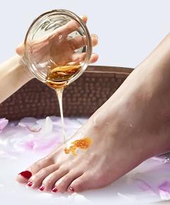 Honey poured on the guest's foot