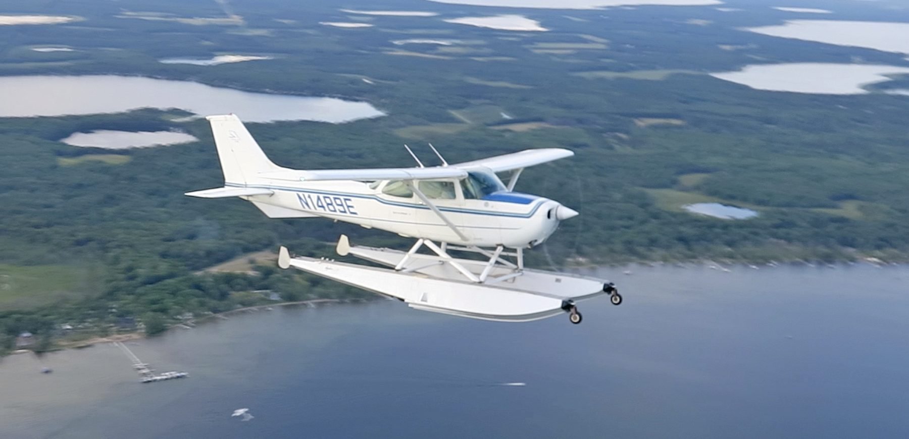 172 Amphib Seaplane in Flight